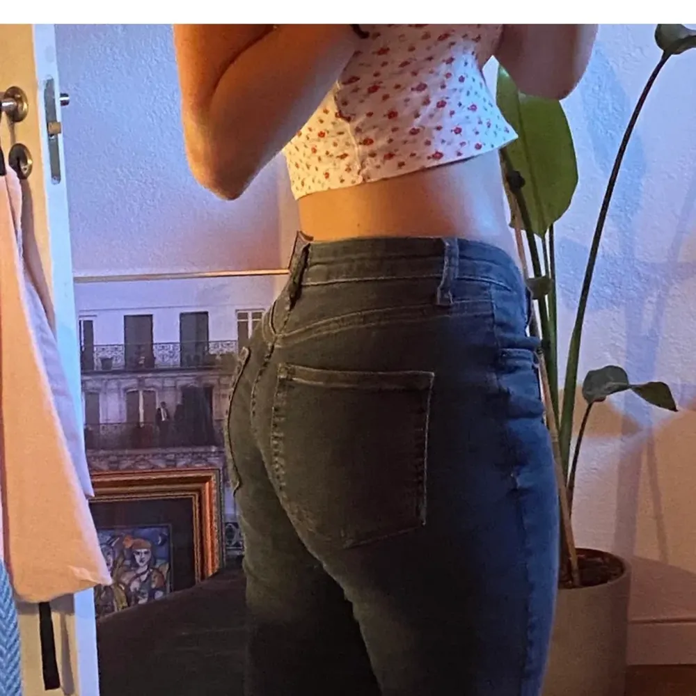 Säljer dessa lågmidjade jeans från Urbanoutfitters då de är lite för långa på mig som är 167 cm. Använda bara ett par gånger så är i väldigt bra skick. Kontakta mig för mått eller fler bilder 🥰. Jeans & Byxor.