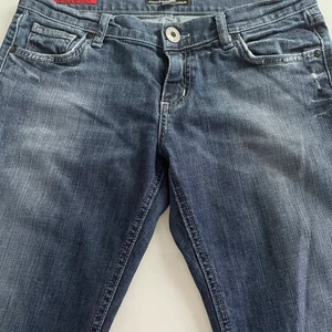 Guess lågmidjade jeans - As snygga Guess lågmidjade jeans!😘 Köptes för lite mer än ett år sen men de har ingen skada alls, jättebra skick💕💕 storlek 28, passar som en S😻 för mer frågor skriv privat!! Köparen står för frakten!