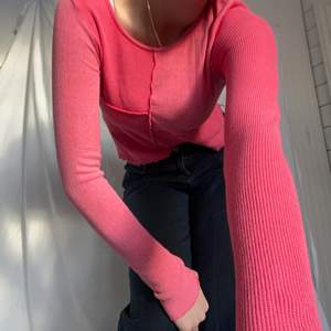 Rosa patchwork tröja i stl. M men ganska kort. Köpt från zalando och finns inte kvar på hemsidan, aldrig använd. Frakt tillkommer💗
