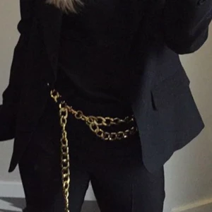 Kedjebälte  - säljer mitt guldiga kedje bälte, går att ha på byxor men även runt magen, skit snyggt till fester