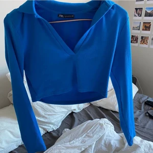 Långärmad tröja från zara stl m - En så kallad tenniströja från zara i stl m. Använd ett fåtal gånger.