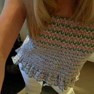 Mönstrad kjol - En super söt mönstrad kjol ifrån zara som även fungerar som topp! Köptes för 300kr och har bara använts ett fåtal gånger. Perfekt nu när våren och sommaren närmar sig❤️