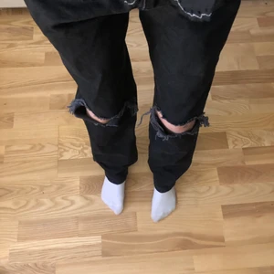 håliga jeans🖤 - jätte fina håliga jeans från gina tricot🤍säljer pga dom är alldeles förstora och kommer ej till använding tyvär,frakten ingår inte skriv gärna privat för mer info eller bilder❤️‍🔥