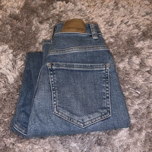Snygga jeans från Gina Tricot! - Snygga Mom Jeans från Gina Tricot, storlek 32. Använd fåtal gånger och är i super bra skick! Väldigt fin blå färg. 