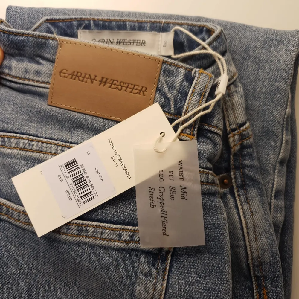 Oanvända Carin Wester Jeans inköpta på Åhléns för 499 kr. Jeansen har medelhög midja, är tighta upptill, ankellånga och sedan utsvängda nedtill. . Jeans & Byxor.
