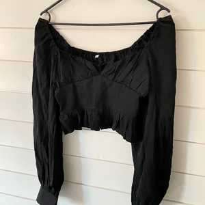 Topp - Supersnygg svart topp, lite kortare modell storlek S, oanvänd!