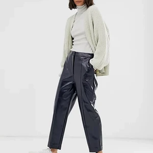 Lackbyxor weekday - Snygga mörkblå lackbyxor från Weekday i stl. 36. Använda endast ett fåtal gånger och ser så gott som nya ut<3  (passar inte mig längre därav lånade bilder).     Nypris: 500kr 