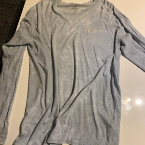 Hollister Tröja - Fin hollister tröja, köpt för väldigt längesen! Färgen syns inte riktigt men den är i en fin ljusblå färg med vita meleringar! Säljer då den inte kommer till användning. Bra skick utom ett jättelitet hål på baksidan vid kragen😊 Storleken är S men väldigt stor, skulle säga från S-L. Pris 100 kr plus 45 kr frakt 💘