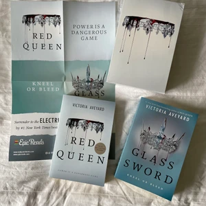 Red Queen + Glass Sword böcker - Säljer Red Queen och Glass Sword av Victoria Aveyard. Fin box med poster medföljer. Fantasy och YA. 50kr för hela boxen och 99kr för frakten. Vid köp av flera böcker kan pris diskuteras då böckerna kan skickas tillsammans ✨ 
