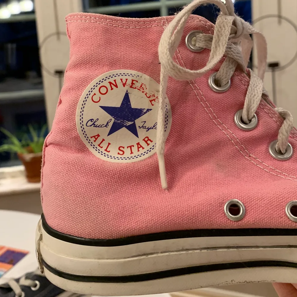 Trendiga höga Converse i rosa färg, fina till våren! Skorna är använda, se bilder, men inga hål eller skador. Skriv för fler bilder eller frågor💕 Kolla gärna in mina andra annonser för fler Converse🥳. Skor.