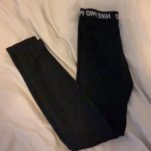 Nike träningstights  - Nike träningstights i barnstorlek L men passa mig som är en xs/s. Säljer för 340kr 