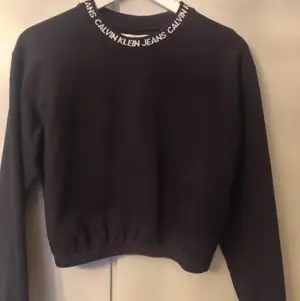 Calvin Klein tröja med resår i nederkant kortare modell. Nypris 900kr Använd endast två gånger. Finns vid Södertälje annars står köparen för frakt.