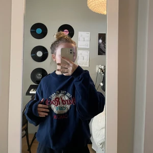 sweatshirt - marinblå sweatshirt från hard rock café som jag köpt second hand för 350 kr. säljer då den inte kommer till användning , köparen står för frakt