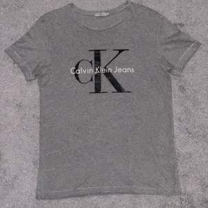 Mörkgrå Calvin Klein t-shirt i 8/10 skick och sitter som en M.