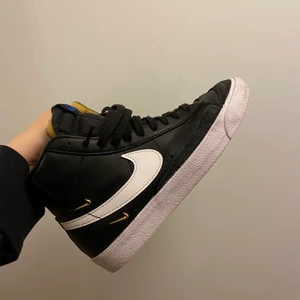 Nike Blazer Mid ’77 - Nike Blazer Mid ’77 med blåa detaljer  Fint skick, knappt använda.   Storlek 37,5. Innermått 23.5.   Nypris 1129:-  Kan mötas i Stockholm alternativt frakta med spårbar frakt. 