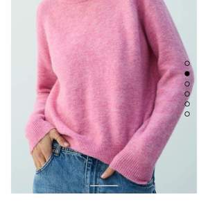 ❌Postar igen pga oseriös budgivare!!❌Helt oanvänd i stickad tröja från Zara! Lappen kvar! Säljer pga att jag beställde fler storlekar💓Ord. Pris: 399kr