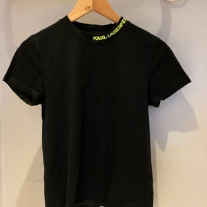 KARL LAGERFELD T-SHIRT - Brugt et par gange