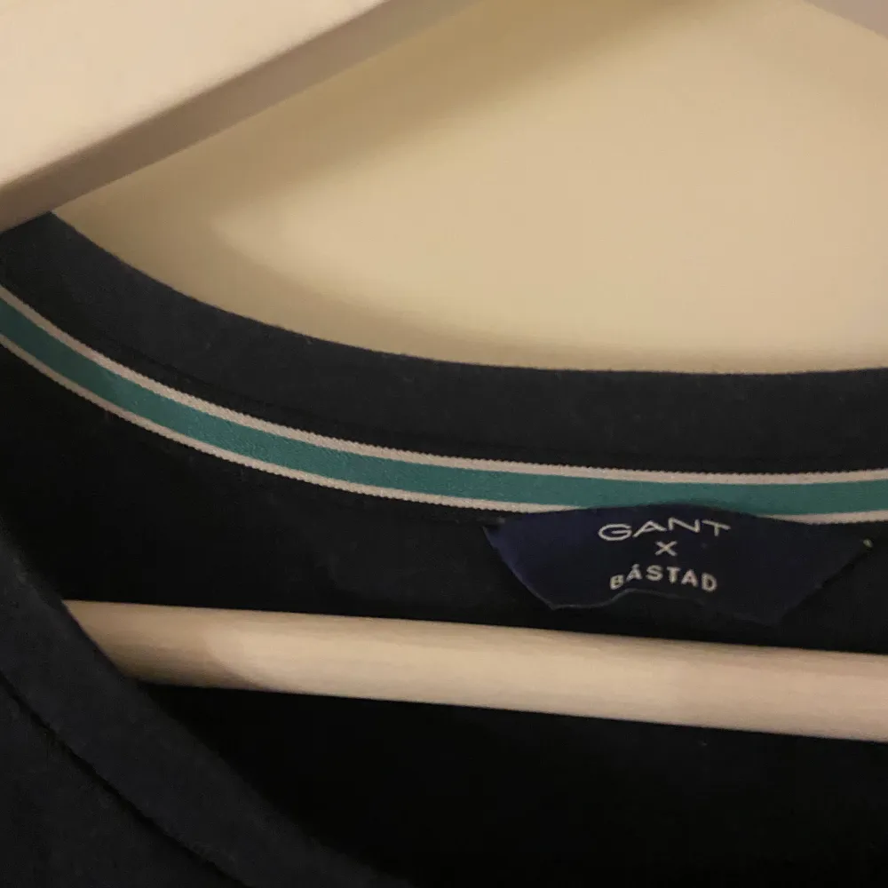 Gant t-shirt, endast använd 1-2 ggr. Lite skrynklig pga att den legat vikt i en låda. Nypris ca 400kr  (Äkta)  (T-shirten är mörk/marinblå). T-shirts.