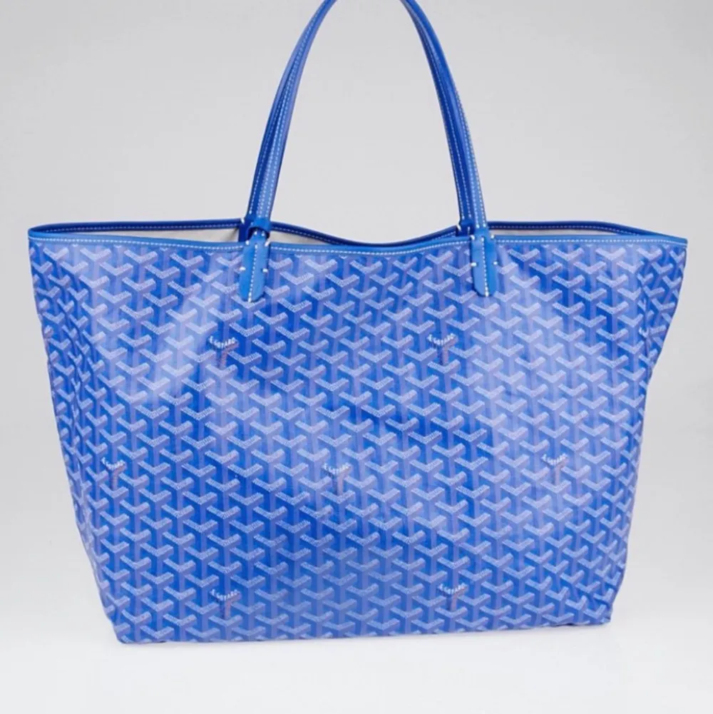 Selling my goyard pm tote bag in blue. Väskor.