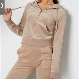 Beige Juicy Couture byxor  - Hej säljer mina beiga juicy byxor!! De är i bra skick och inte så jätte använda. BUDA I KOMMENTARERNA!💗💗