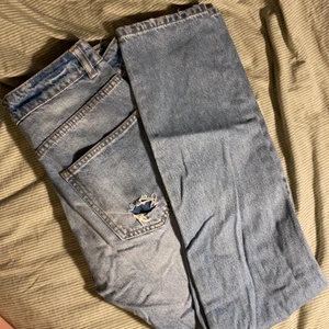 Slitna jeans, strl 34 - Säljer coola ”alex” jeans från Lindex, slitningarna har har blivit något större sedan jag köpte dom. De är i storlek 34🥰 kan mötas upp i Stockholm eller skicka, köparen står för frakt