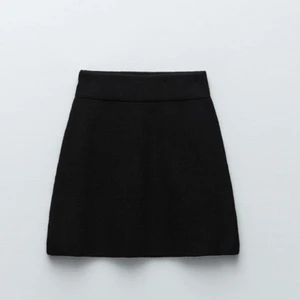 Stickad kjol - Kollar intresset på denna kjol från zara, använt den 1 gång så de är i toppskick! Kan passa en s också Köparen står för frakt