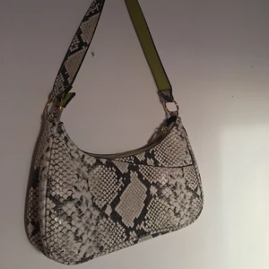 Väska - Ormmönstrad baguettebag från MONKI