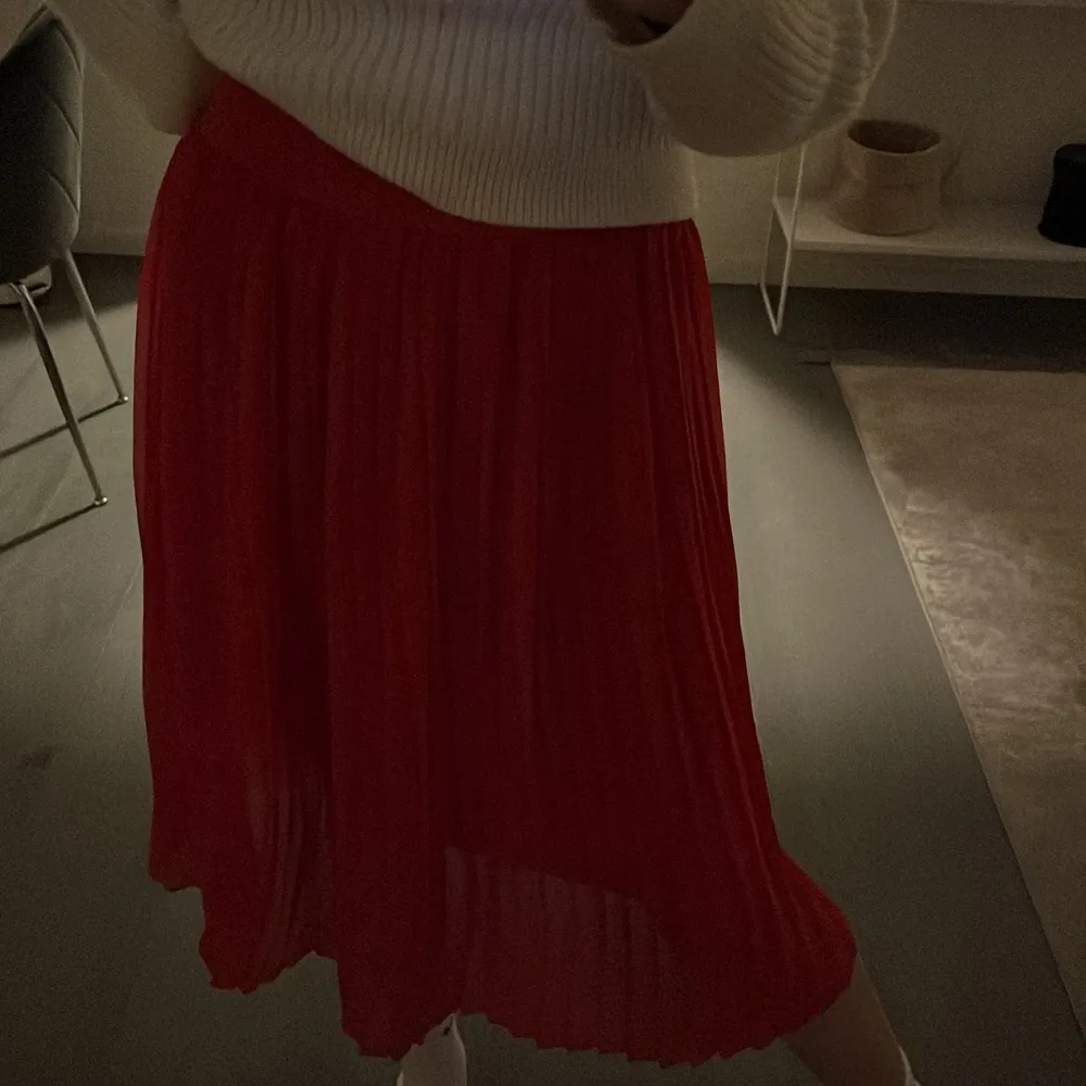 Säljer denna fina röda kjol från NA-KD❤️ den är bara använd en gång, i storlek XS❤️ pris går att diskutera . Kjolar.