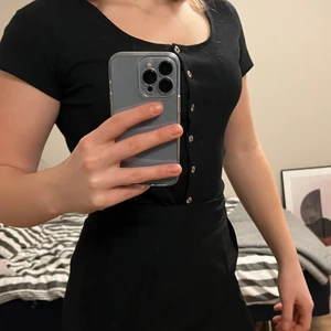 Topp Monki - Denna ribbade topp från monki är till salu! Säljs då den är för stor för mig. Den är urringad, har knappar i mitten och är i storlek M. Den är i toppskick och är jättefin! Skriv vid eventuella frågor🥰