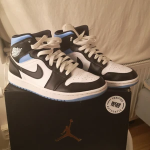 Air Jordan 1 Mid Royal Black And Blue  - Säljer även dessa fina Jordans, använda ca 5-6 SPARSAMT, fortfarande som nya.                              Köpta ifrån Wear The Talk nypris 2600kr.                      Du står för frakten.                                                            Om snabb affär kan gå ner i pris :) 