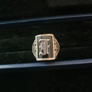 Vintage signet ring - Selger en vintage/antique signet ring i 10ct guld og svart onyx sten. Fra sent 1800 eller tidlig 1900. Ringen er syretestet. 