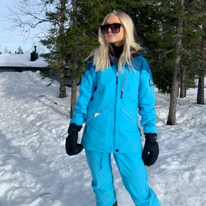 Skidställ från state of elevenate - Jättefint blått skidställ från state of elevenate. Använd 1 skidsemester så väldigt sparsamt använt! Storlek xs men passar också en s. Nypris ca 10 000. Säljer billigt pga köpt ett nytt och vill bli av med detta☺️