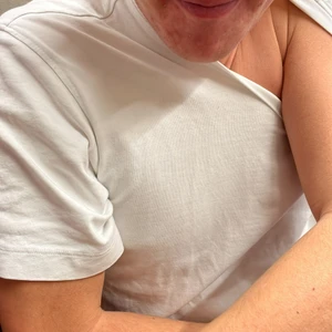 Sunspel t-shirt - Väldigt fin tröja från Sunspel. En blodfläck finns på tröjan men det syns bara lite. + Det är är Pontus Rasmussons blod.