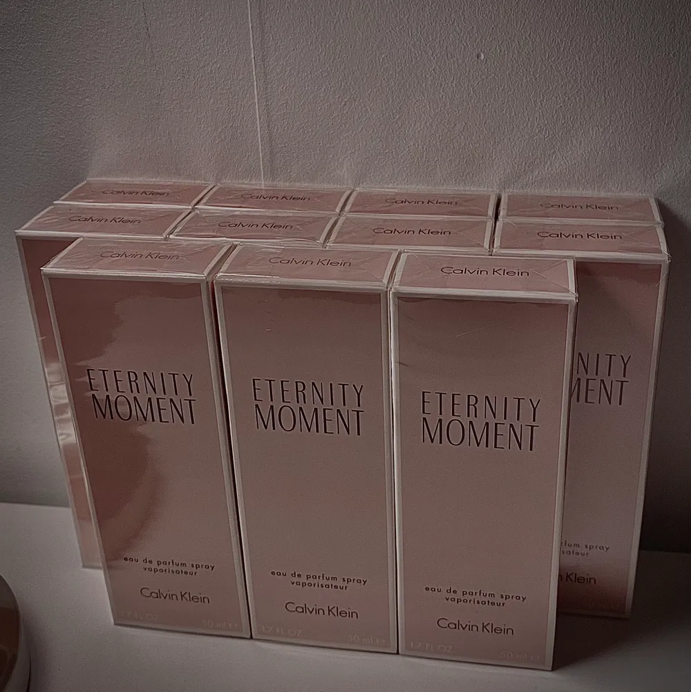Jag säljer Calvin Kleins blommigt och fantastiskt gott doftande ”Eternity Moment” parfym i nyskick och för ett billigt och därmed bra pris! Förpackningarna är oöppnade. Nypris: runt 600-800kr.. Övrigt.