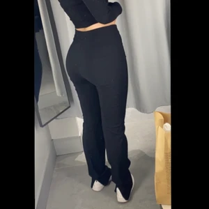 Kostymbyxor - Säljer dessa skit snygga kostymbyxor med slits där bak som går att justera med en liten gömd kedja så man kan välja hur mkt slits lång slits man vill ha eller om man inte vill ha den. Dem har fina väck och en skit snygg midja. Köpte dessa men behöver pengar akut säljer dem och har aldrig hunnit använda. Storlek 36☺️ skriv vid fler frågor osv ☺️ pris kan diskuteras, nypris 399☺️