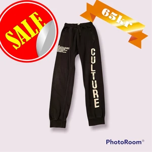 Lindex mjukisbyxor storlek  - Svarta mjukisbyxor som kommer från Lindex. Plagget har inga hål eller något. Dock så är byxorna lite solblekta, men inte så jättemycket.                                                             Plagget kommer att tvättas innan köp !