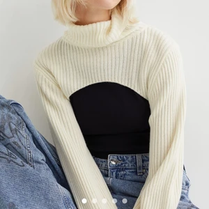 Hm droppad tröja - Helt nya. Fick nyss hem. Helt slutsåld i butik och på nätet. Tänker testa sälja den här så många vill åt den. Budgivning om fler är intresserade!❤️Storlek Xs…. Kom lite smink på insidan av tröjan när jag Togg av den men det går ju bort i tvätten. Prislapp och allt kvar.