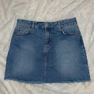 Jeanskjol från pull&bear i stl. L - Jeanskjol från pull&bear i storlek L (är mer som en M skulle jag säga). Bra skick.