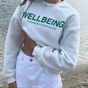 gina tricot sweatshirt - populär vit sweatshirt med grön text från gina tricot. det finns en liten fläck på framsidan av tröjan. skriv privat för fler bilder. köparen står för frakten. 💚🐚