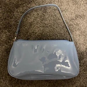 väska  - blå baguette väska, jätte fin och jätte bra! Kommer bara inte till så mycket användning:)