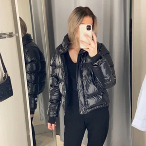 Puffjacka - Jättesnygg svart puffjacka från Bershka med avtagbar luva🖤  Storlek XS men passar även mig som vanligtvis är S. Köpt tidigare här på Plick och är i bra skick!!✨ Skriv privat för fler bilder. Om många är intresserade får man buda⚡️