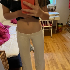  vida byxor - Såå fina egensydda lågmidjade byxor. Det är väldigt stretchiga och funkar nog till runt 34-38. Säljer då jag tycker de börjat bli lite korta till mig som är 180 cm lång. Byxorna har långa ben men funkar till olika längder beroende på hur man vill att d sitter i längden! Först till kvarn! ❤️❤️