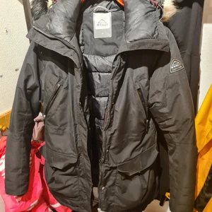 Blå jacka  - Säljer en vinterjacka jag andvänt några gånger ,och är i fint skick 