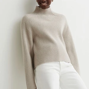 Ribbstickad tröja - Säljer denna superhärliga ribbstickade tröjan från H&M i strl S, men passar mig med XS och även större då den är lite oversized. Slutsåld på hemsidan ‼️ endast använt någon enstaka gång då den inte riktigt är min stil. 199 kr + frakt om man inte kan mötas i Sundsvall 💗 (färgen stämmer överens med de två första bilderna)