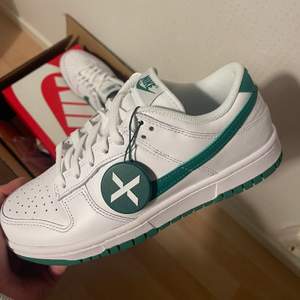 säljer mina helt nya nike dunk low, white green noise. endast testade men var tyvärr för små, medföljer gröna snören. köpare står för frakten💕