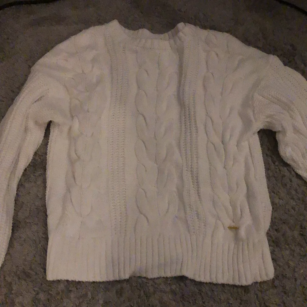 En mysig stickad tröja från Hampton republic i st 146-152. Perfekt för att fylla ut garderoben. Färgen vit 💕💕💕 frakt ingår inte. Man får välja om man vill ha spårbart eller inte❤️❤️. Stickat.
