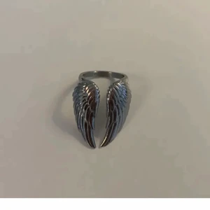 Silver ring - Ring från edblad, såå snygg men använder aldrig silver längre. Använd ett fåtal ggr, vet ej storlek men den är justerbar 🤌🏻  nypris 400, säljer för 250 ❤️‍🔥❤️‍🔥