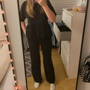 Svarta kostymbyxor  - Svart kostymbyxor från zara. Inte använda på ett tag. Jätte sköna. Man kan nog ha dom lågmudjade men dom är i den högre modellen. Jag är 172 och dom är perfekta för mig. Passar från stor xs till liten m. Om många är intresserade blir det budgivning. 💗💗💗 Köparen står för frakten som är 66kr💗💗💗