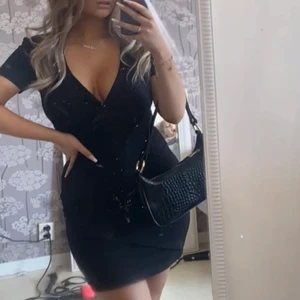 Svart klänning  - Super snygg svart klänning med öppning. Använd fåtal gånger! Som ny! Frakt tillkommer.