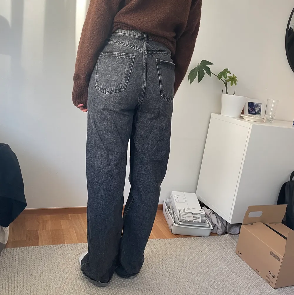 Gråa jeans från zara i bra skick! Storlek 38🥰 köparen står för frakt❤️. Jeans & Byxor.